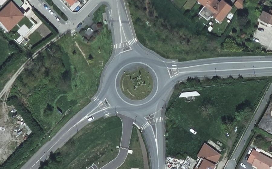 Vue aérienne du Rond-point anonyme n°537485853