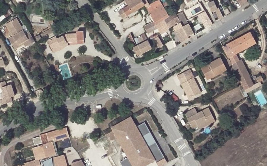 Vue aérienne du Rond-point anonyme n°53752105