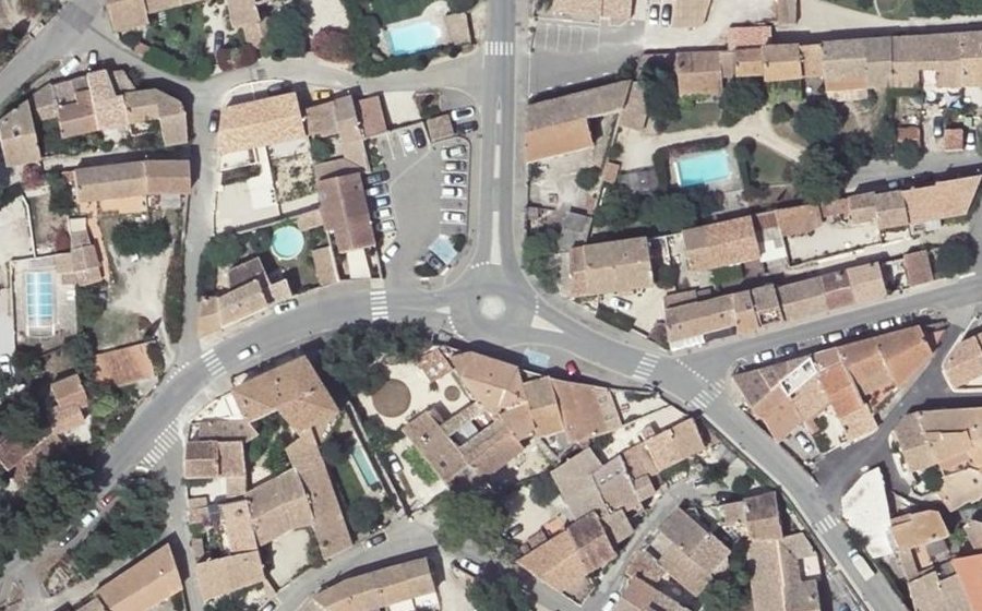 Vue aérienne du Rond-point anonyme n°53753151