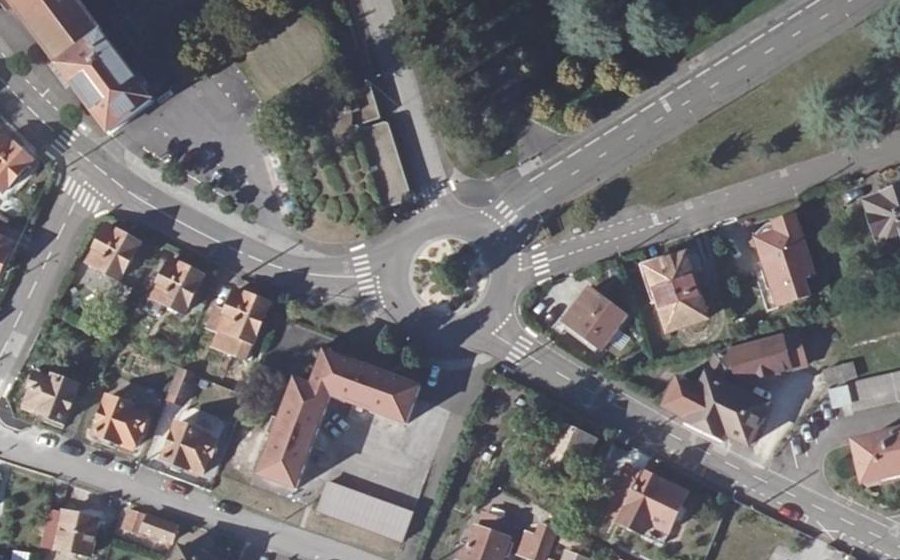 Vue aérienne du Rond-point anonyme n°53768043