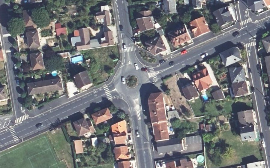 Vue aérienne du Rond-point anonyme n°537694606