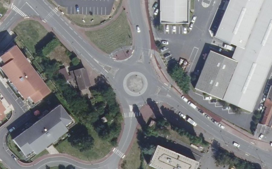 Vue aérienne du Rond-point anonyme n°537835773