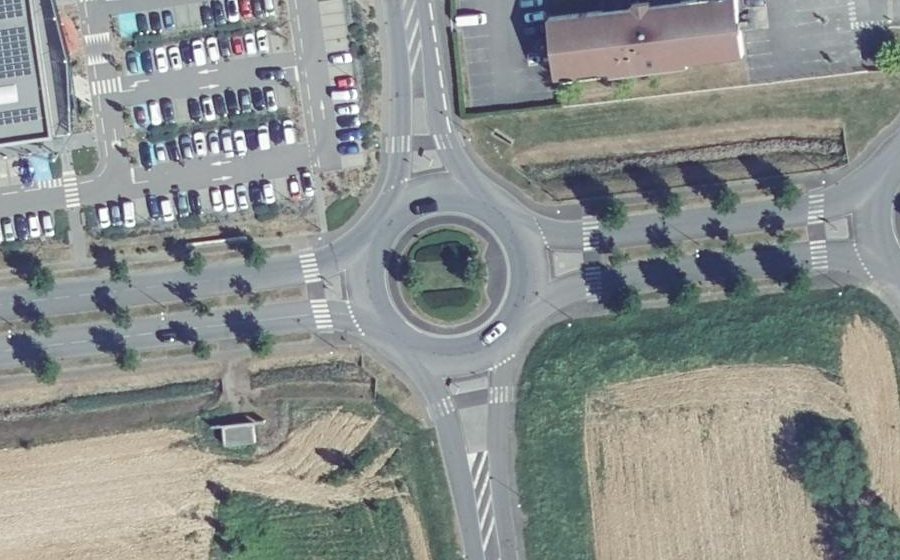 Vue aérienne du Rond-point anonyme n°53803776