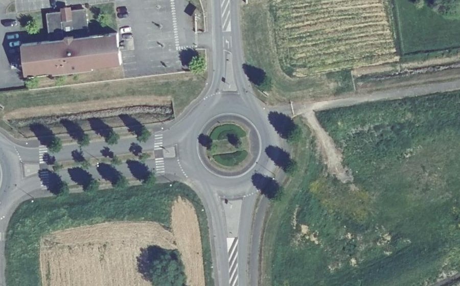 Vue aérienne du Rond-point anonyme n°53803783