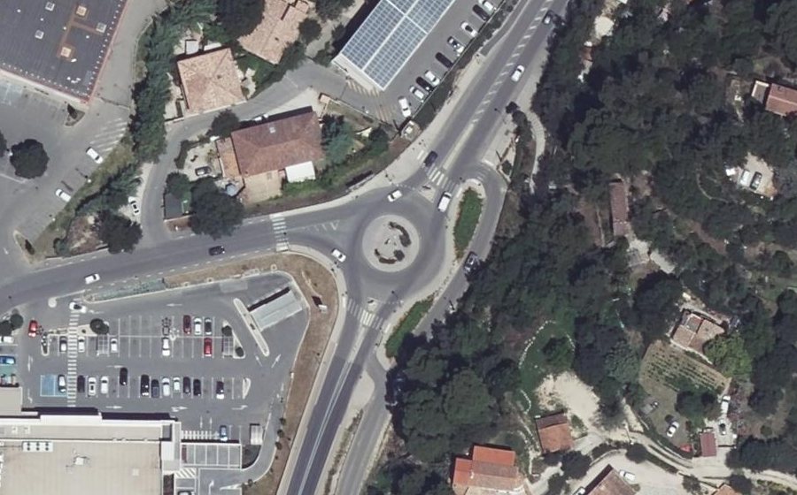 Vue aérienne du Rond-point anonyme n°538040687