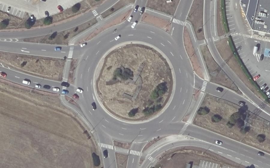 Vue aérienne du Rond-point anonyme n°53810797