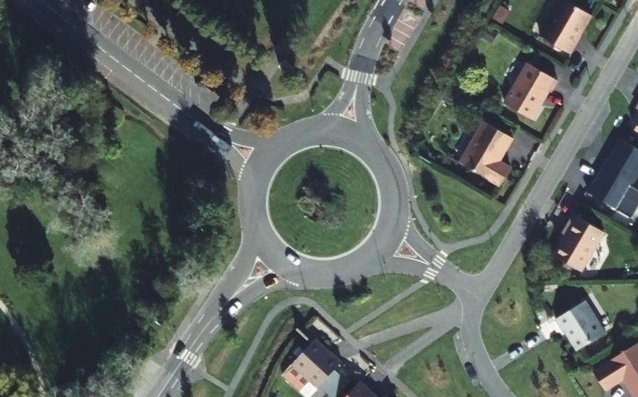 Vue aérienne du Rond-point anonyme n°53823054