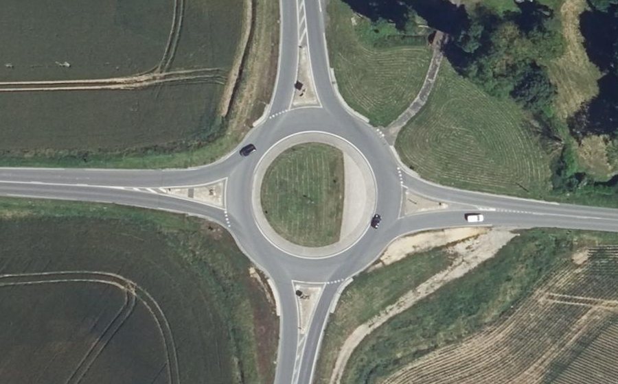Vue aérienne du Rond-point anonyme n°53831069