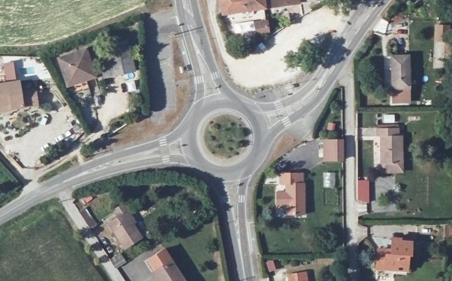Vue aérienne du Rond-point anonyme n°53843526
