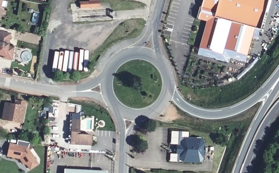 Vue aérienne du Rond-point anonyme n°53845343