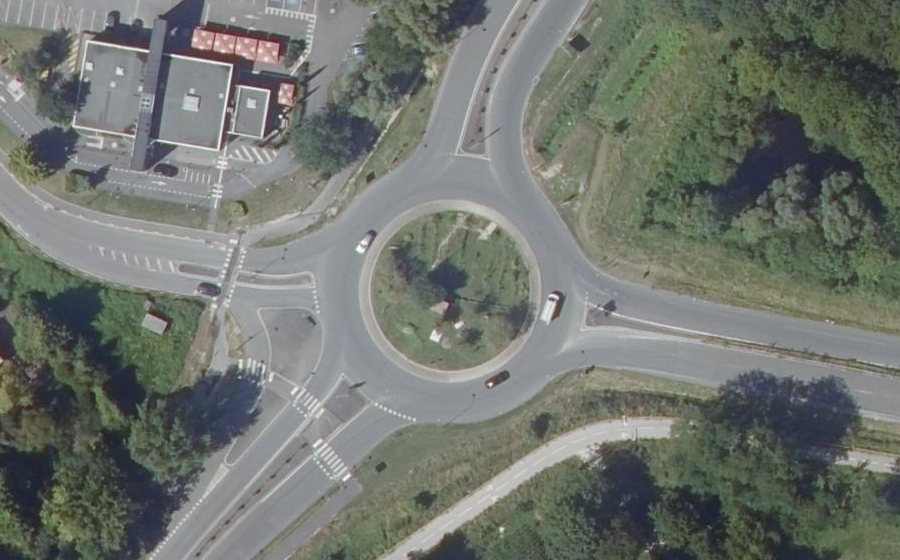 Vue aérienne du Rond-point anonyme n°538518058