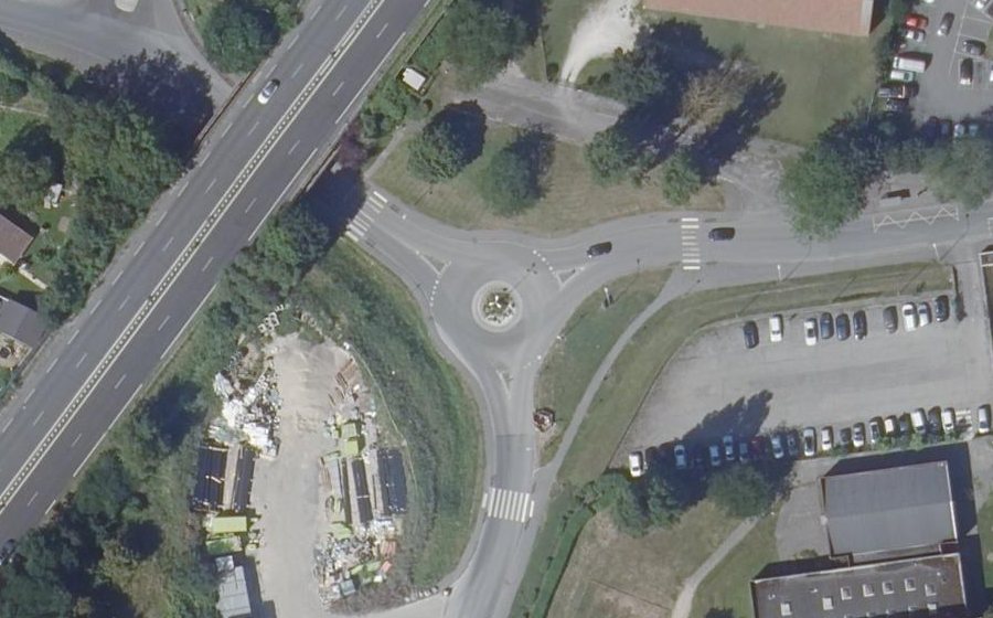 Vue aérienne du Rond-point anonyme n°538523202