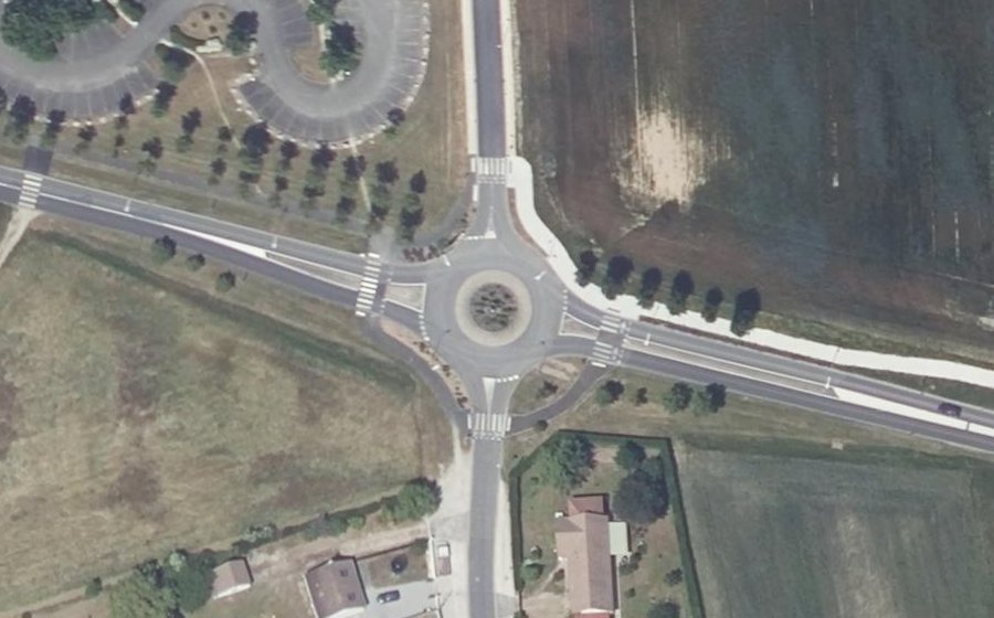 Vue aérienne du Rond-point anonyme n°53866160