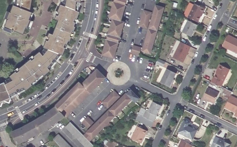 Vue aérienne du Rond-point anonyme n°538736458