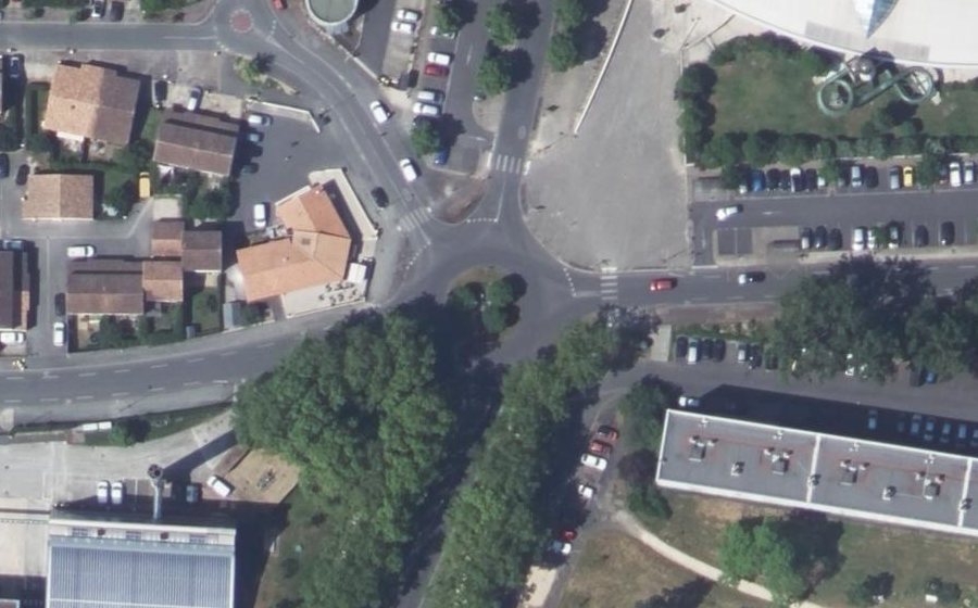 Vue aérienne du Rond-point anonyme n°53893976