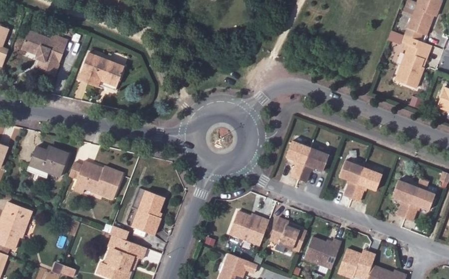 Vue aérienne du Rond-point anonyme n°53899180