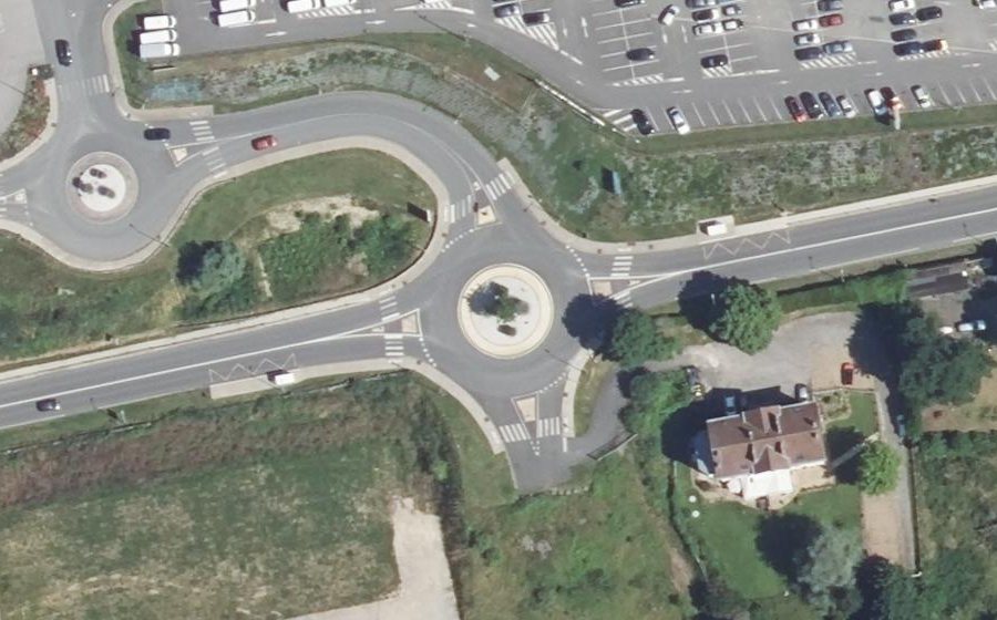 Vue aérienne du Rond-point anonyme n°539480249