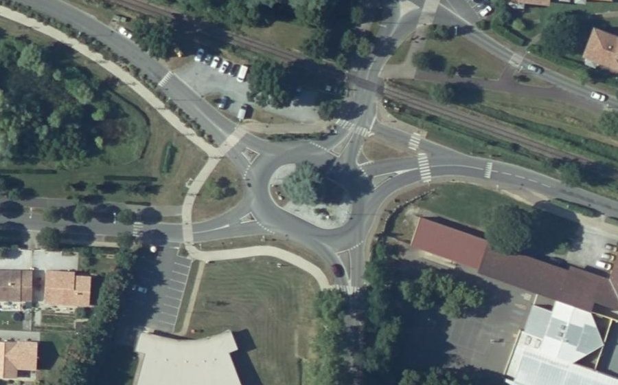 Vue aérienne du Rond-point anonyme n°539696942