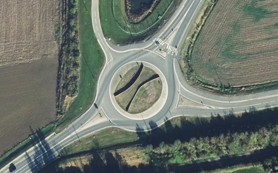Vue aérienne du Rond-point anonyme n°540255179