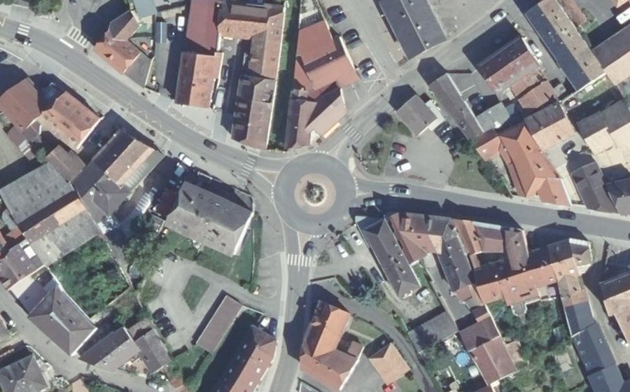 Vue aérienne du Rond-point anonyme n°54044568
