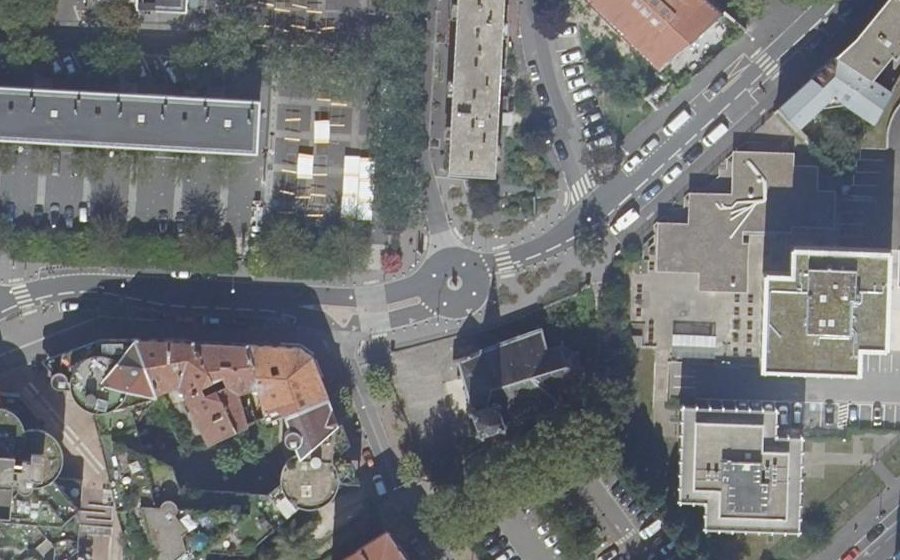 Vue aérienne du Rond-point anonyme n°541338256