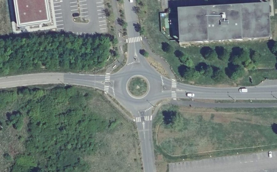 Vue aérienne du Rond-point anonyme n°541402602