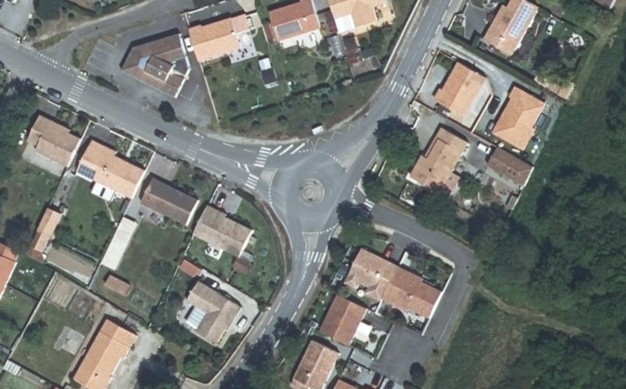 Vue aérienne du Rond-point anonyme n°541418342
