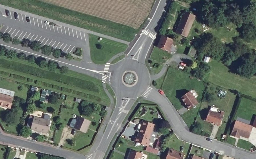 Vue aérienne du Rond-point anonyme n°54146061