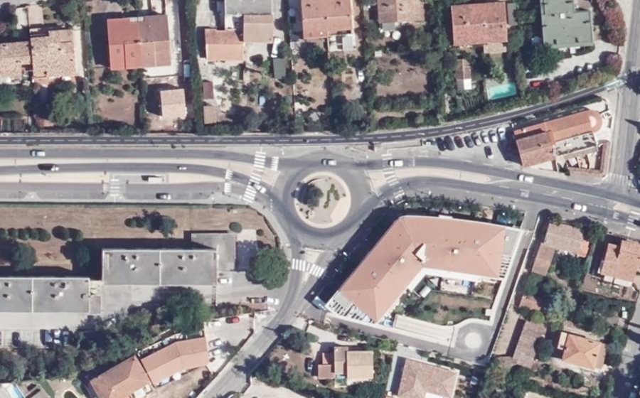 Vue aérienne du Rond-point anonyme n°541675872