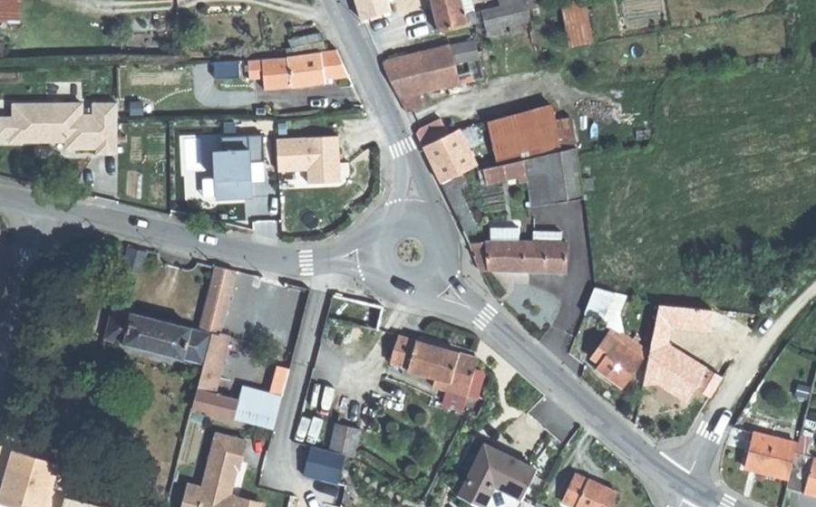 Vue aérienne du Rond-point anonyme n°541693854