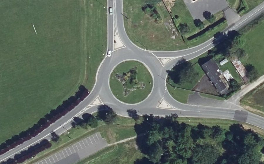 Vue aérienne du Rond-point anonyme n°54173610