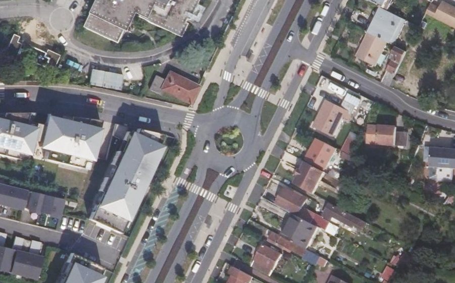 Vue aérienne du Rond-point anonyme n°541857172