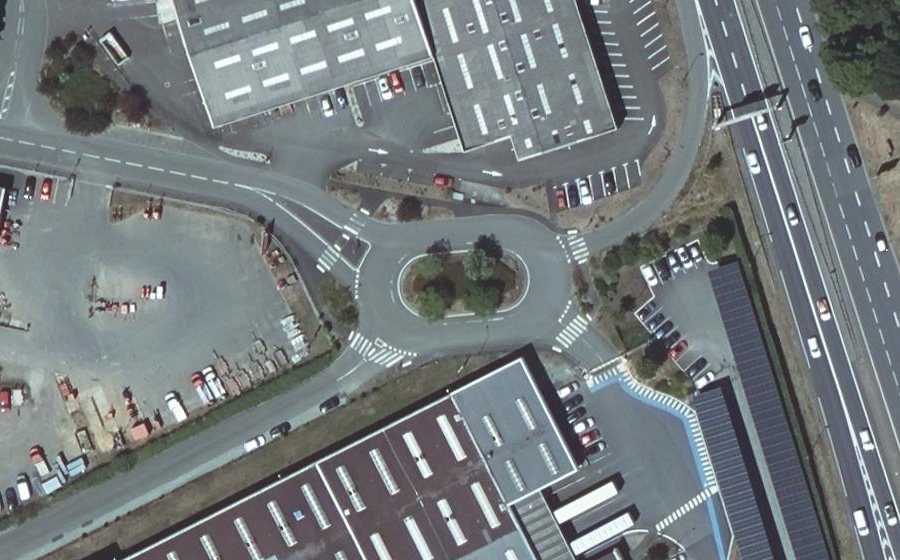 Vue aérienne du Rond-point anonyme n°541870742