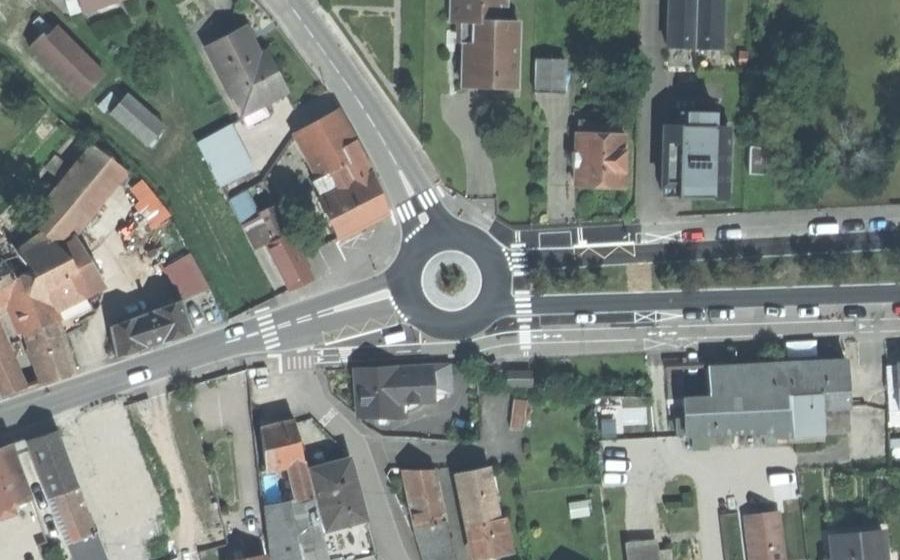Vue aérienne du Rond-point anonyme n°542070840