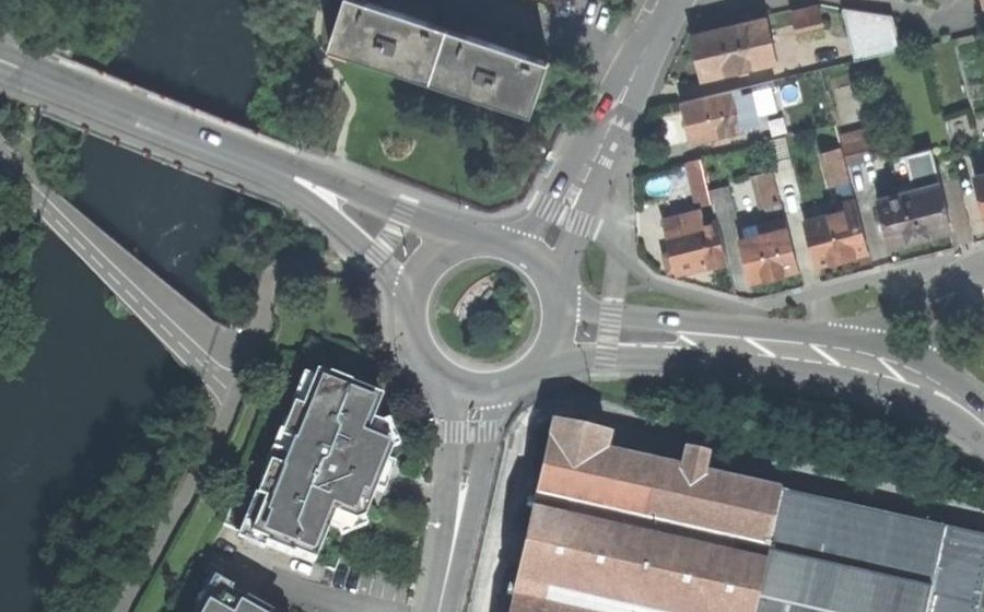 Vue aérienne du Rond-point anonyme n°542071044