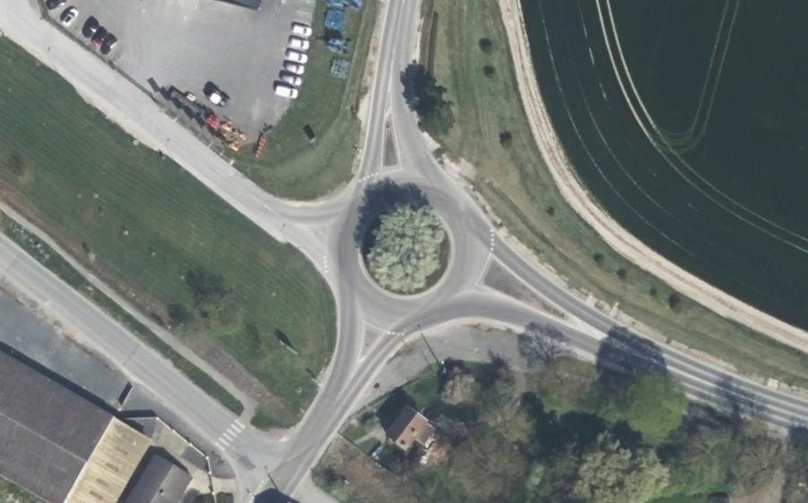 Vue aérienne du Rond-point anonyme n°54243982