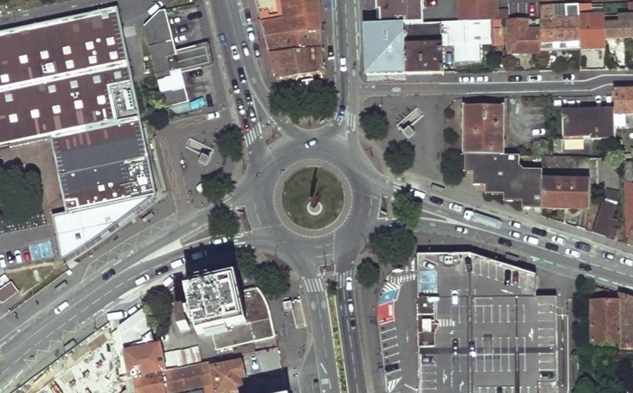 Vue aérienne du Rond-point anonyme n°542582394