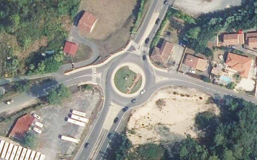 Vue aérienne du Rond-point anonyme n°543331837