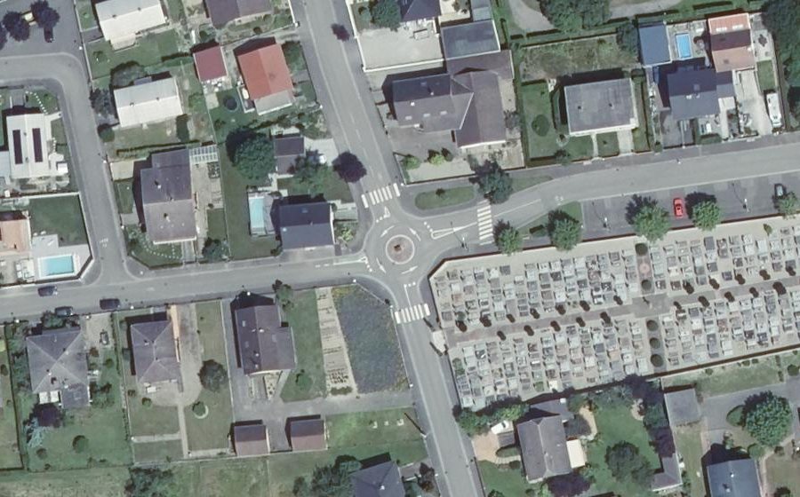 Vue aérienne du Rond-point anonyme n°54359524