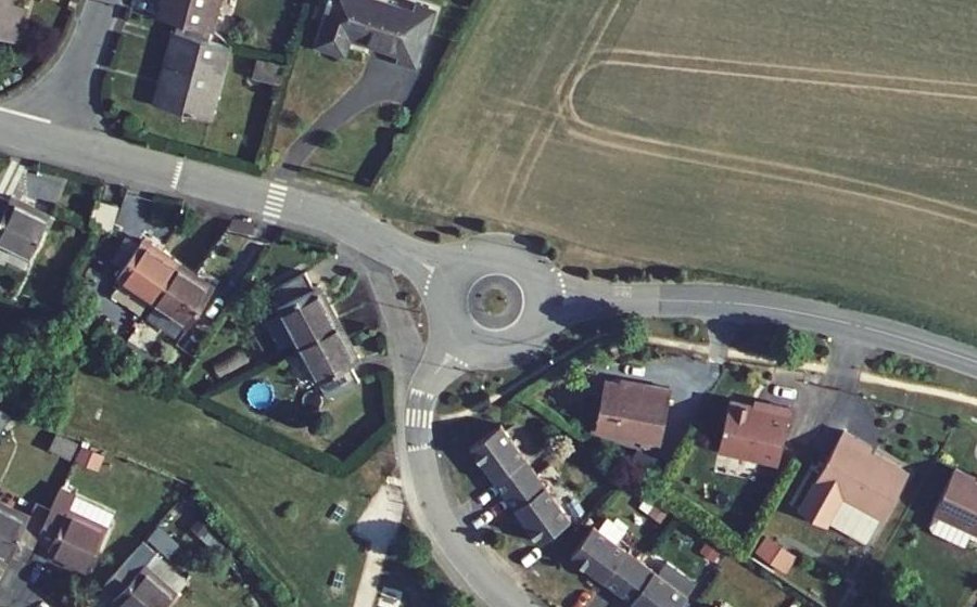 Vue aérienne du Rond-point anonyme n°54390656