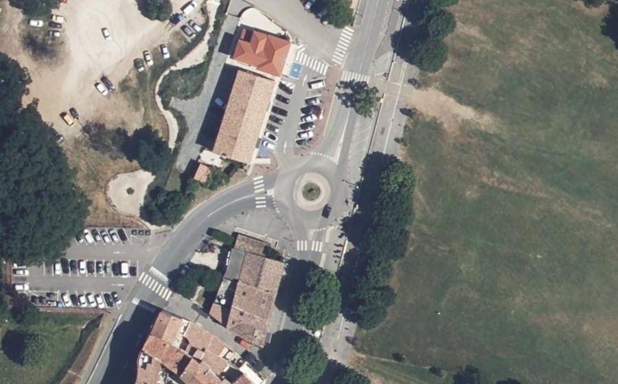 Vue aérienne du Rond-point anonyme n°54424111