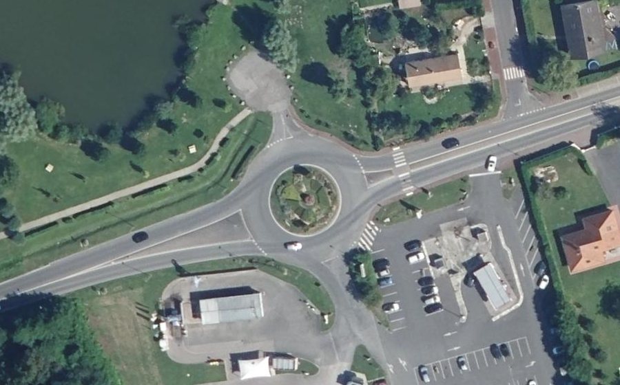 Vue aérienne du Rond-point anonyme n°54432485