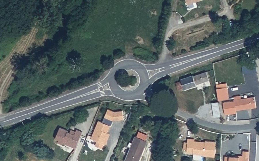 Vue aérienne du Rond-point anonyme n°54441279