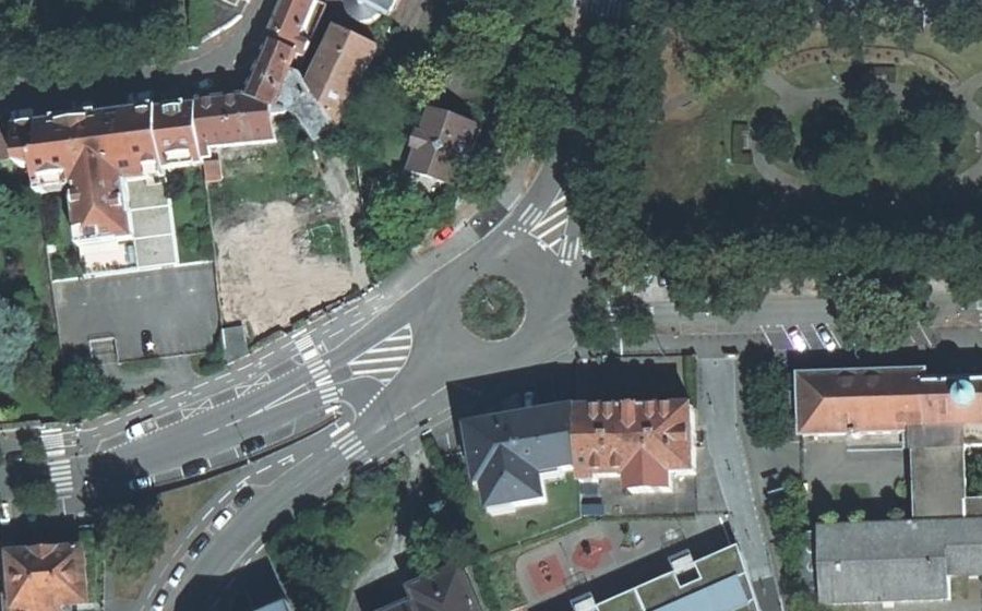 Vue aérienne du Rond-point anonyme n°544784098