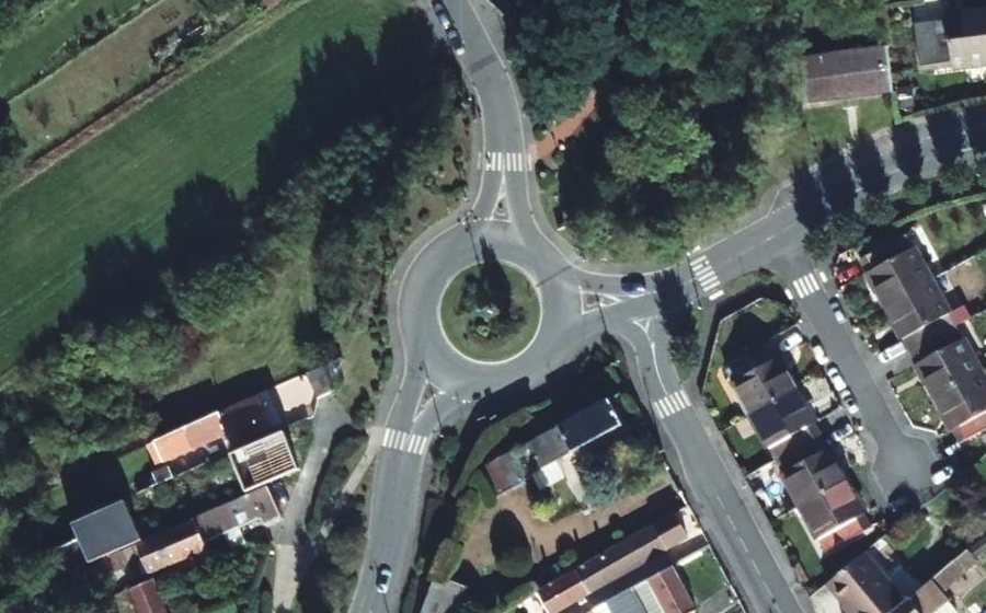Vue aérienne du Rond-point anonyme n°54569529