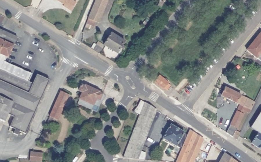 Vue aérienne du Rond-point anonyme n°545731914