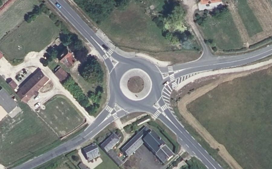 Vue aérienne du Rond-point anonyme n°546083865