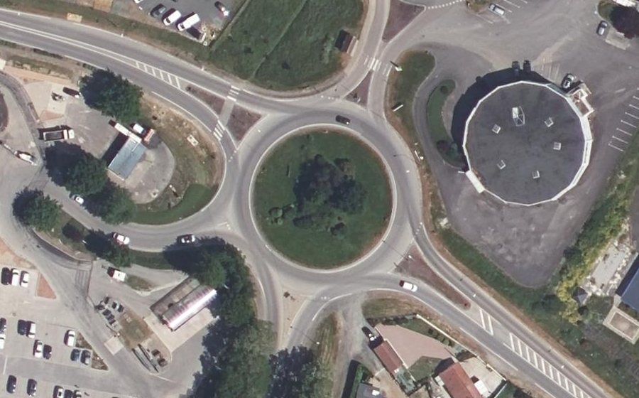 Vue aérienne du Rond-point anonyme n°54616509