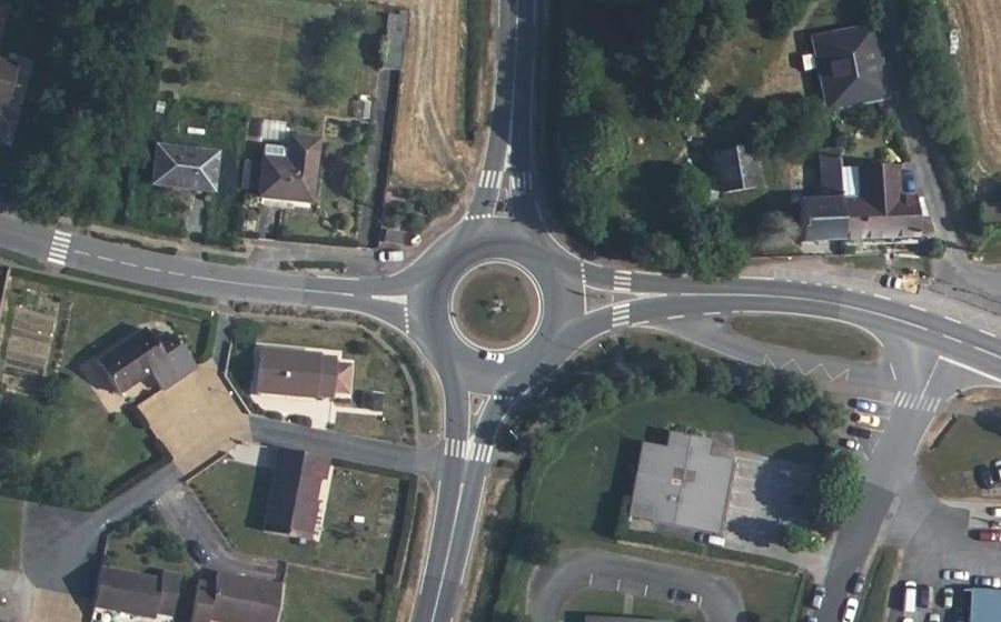 Vue aérienne du Rond-point anonyme n°54616524