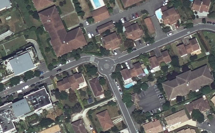Vue aérienne du Rond-point anonyme n°54681409